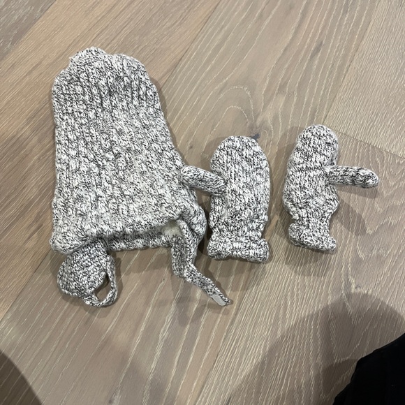 Roots. Kids size 3-5 yrs. Salt and pepper slouchy winter hat and match gloves - Picture 6 of 6